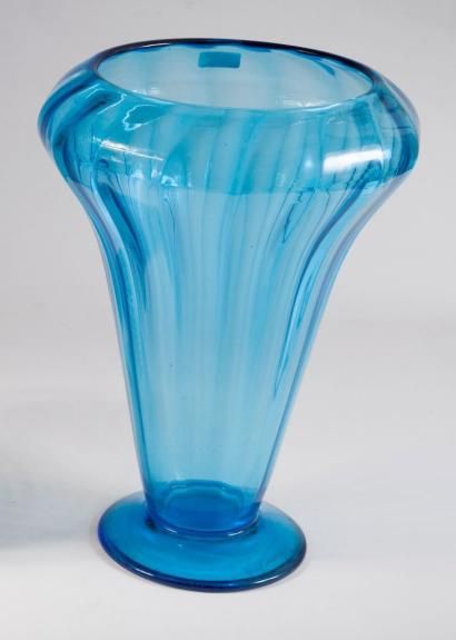 André DELATTE Grand vase à corps biconique sur piédouche. Epreuve en verre bleu légèrement...