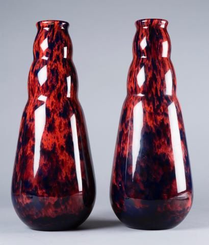 ANDRÉ DELATTE NANCY Paire de grands vases coloquintes en verre marmoréen bleu orange...