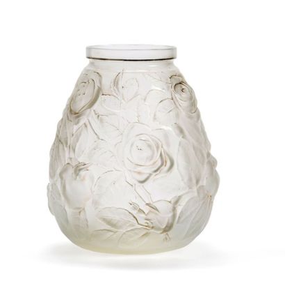 ETLING Vase à corps conique épaulé et col annulaire. Epreuve en verre blanc moulé...