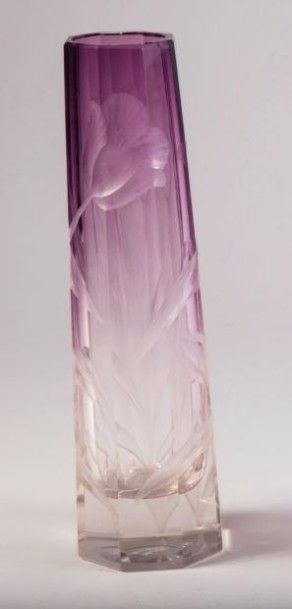 MOSER Vase tube à corps octogonal. Epreuve en verre dégradé violet à décor de tulipes...