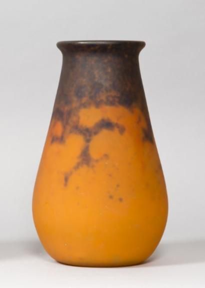 Muller Frères - Luneville Vase ovoïde à col conique ouvert. Epreuve en verre marmoréen...