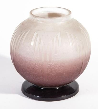 SCHNEIDER Vase boule à corps sphérique sur talon circulaire. Epreuve en verre violet...