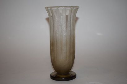 SCHNEIDER Vase en verre de forme évasé sur talon circulaire.
Signé.
Dim.: H.: 21...