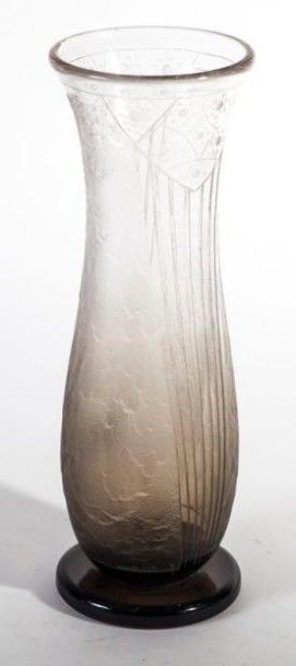 SCHNEIDER Vase à corps balustre sur talon circulaire. Epreuve en verre fumé dégradé...