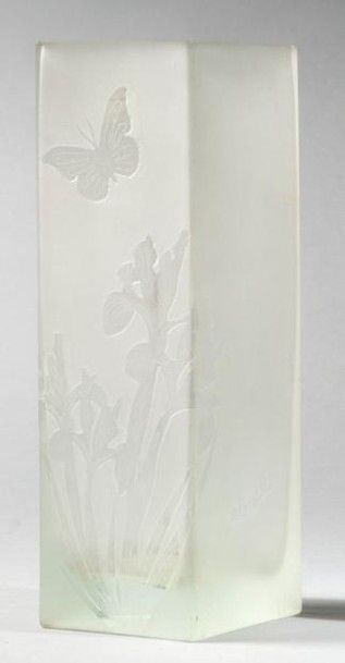 LA ROCHERE Vase tubulaire de section carrée. Epreuve en verre blanc givré à décor...