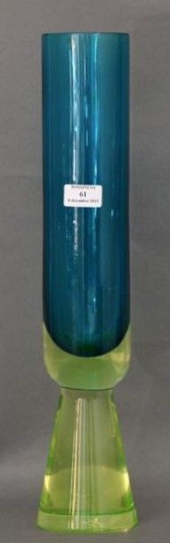 Gino CENEDESE - VENISE Vase tubulaire sur large socle conique. Epreuve en verre bleu...