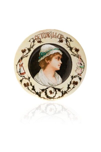 Théodore DECK (1823-1891) «Cendrillon». Plat en céramique à corps circulaire, décor...
