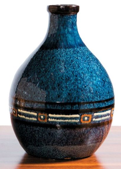 FRANCIS JOURDAIN (1876-1958) Vase en céramique à corps ovoïde et col annulaire en...