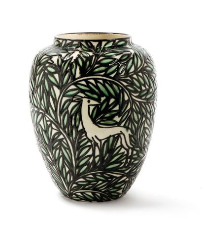 Max LAEUGER (1864-1952) Vase en céramique à corps ovoïde épaulé et petit col annulaire....