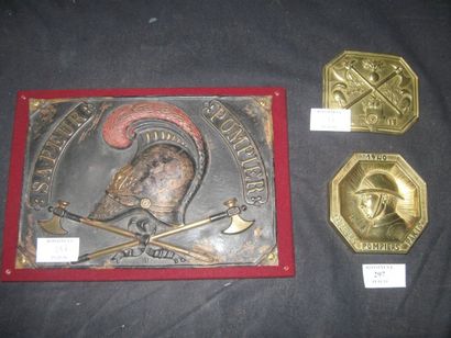null Lot de 3 cuivreries. 1) Plaque de giberne. 2) Cendrier en bronze daté 1940....