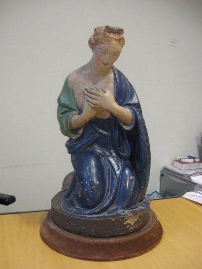 null Statue en terre cuite polychrome d'une jeune femme à genoux. Il s'agit d'une...