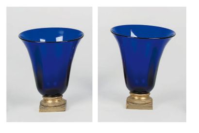 null Paire de vases en verre bleu montés sur base carrée en bronze ciselé et doré....