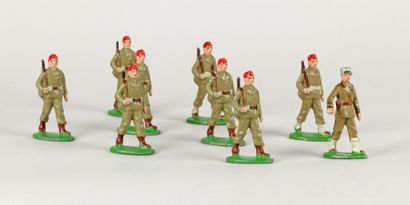 null QUIRALU : Infanterie au défilé : 8 spahis en calot rouge au défilé, et offi...