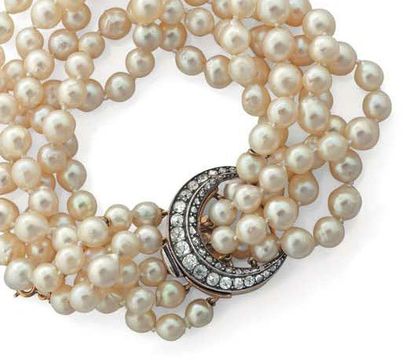 Bracelet formé de cinq rangs de perles de...