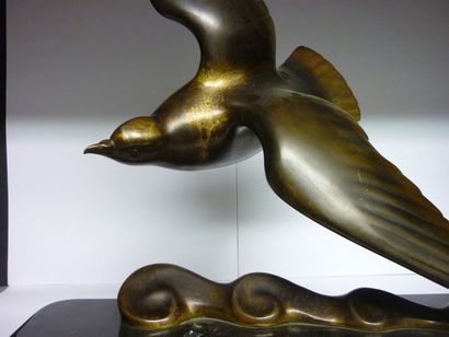 Gahnu GANTCHEFF (XXe) Mouette en vol Bronze a patine brune nuancee or, socle de marbre...