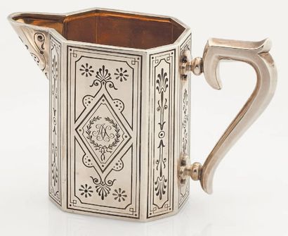 MAISON KARL FABERGE Pot a lait En argent, corps a huit pans a motifs geometriques....