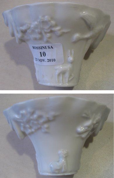 ASIE Coupe libatoire en porcelaine blanc-de-Chine, évoquant les coupes en corne de...