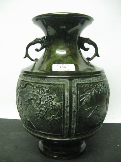 ASIE Vase en bronze laqué vert à décor de bambou, arbres fleuris et oiseaux Japon,...