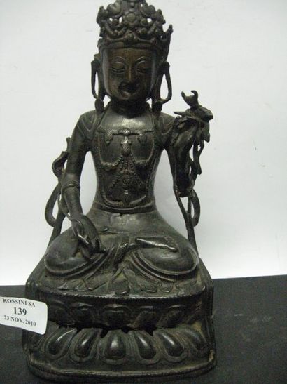 ASIE Sujet en bronze de patine brune représentant un bodhisattva assis en méditation...