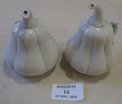 ASIE Deux petits comptes gouttes en porcelaine blanc-de-Chine, en forme de coloquintes,...