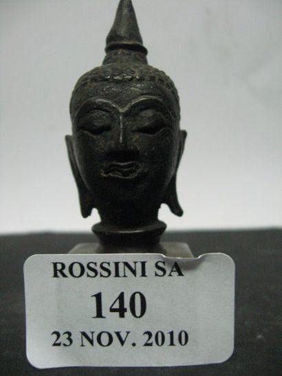 ASIE Petite tête de Bouddha en bronze de patine brune et traces de laque or. Siam,...