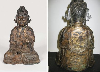 ASIE Sujet en bronze anciennement laqué or, représentant la déesse Guanyin assise...