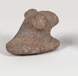AMERIQUE DU NORD "Bird Stone" en pierre beige. USA, Michigan Largeur: 7 cm.