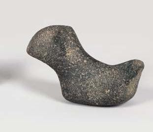 AMERIQUE DU NORD "Bird Stone" en pierre grise. USA, Michigan, Largeur: 9,2 cm.