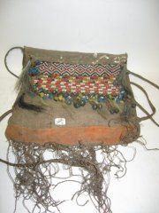OCÉANIE Trousse " d'homme médecine" (Iles Célèbes) En fibres, décoré de fin perlage...