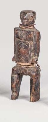 AFRIQUE Statuette LHOSSO / TCHAMBA (Togo) Statuette féminine, les bras le long du...