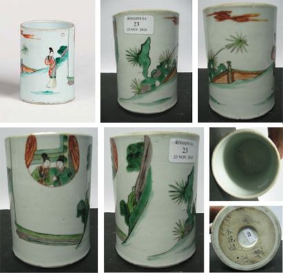 ASIE Porte-pinceaux bitong, en porcelaine et émaux de la famille verte, à décor d'une...