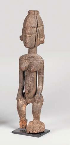 AFRIQUE Statue DOGON (Mali) Belle sculpture féminine debout, dans une pose très hiératique,...