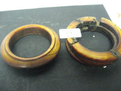 AFRIQUE Deux bracelets en ivoire (Ethiopie) L'un présentant une restauration " indigène"...