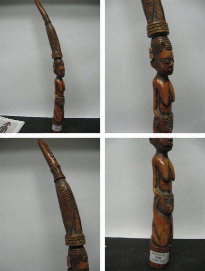 AFRIQUE Crécelle en ivoire YOROUBA (Nigeria) Belle sculpture à la fine patine brun...