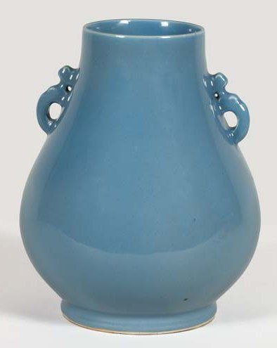 ASIE Vase piriforme à large ouverture, en porcelaine à couverte bleu lavande, orné...