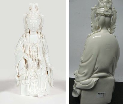 ASIE Sujet en porcelaine blanc-de-Chine représentant la déesse Guanyin assise en...