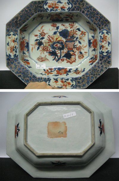 ASIE Important plat octogonal creux, en porcelaine à décor de type " Imari chinois",...
