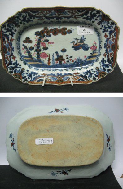 ASIE Petit plat rectangulaire à bords polylobés, en porcelaine à décor dit " Imari...