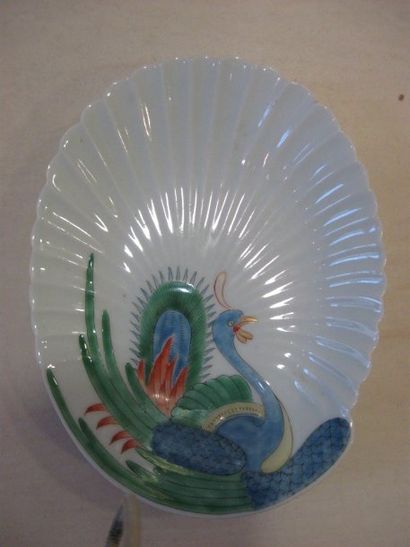 ASIE Assiette en porcelaine de forme ovale, à décor d'un phénix. Japon, vers 1900....