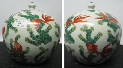 ASIE Pot à gingembre couvert, de forme globulaire, en porcelaine à décor en corail...