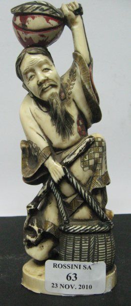 ASIE Okimono en ivoire polychrome représentant un paysan tenant un panier d'osier...