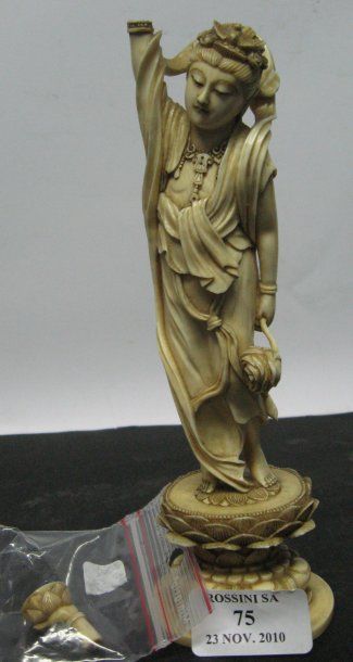 ASIE Okimono représentant une divinité féminine debout sur une base à triple lotus....