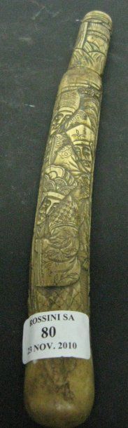 ASIE Poignard en os et corne de cerf sculptée de personnages. Japon, vers 1900.