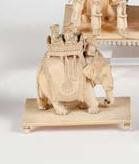 ASIE Groupe en ivoire représentant trois personnages sur un éléphant. Inde. Hauteur:...