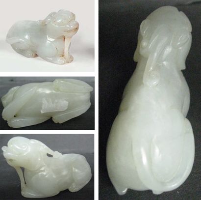 ASIE Sujet en jade néphrite blanc céladonné sculpté en forme de qilin. Chine. Longueur:...