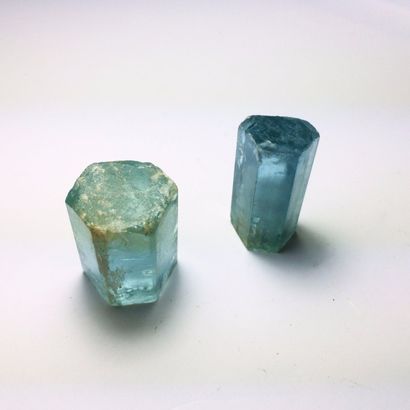 null Deux AIGUEMARINES bleues, quasi gemmes : un cristal prismatique alliongé bi...