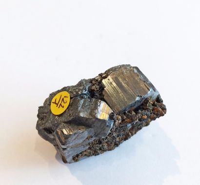 null Trois jolis minéraux de Bolivie. BOURNONITE : cristal flottant maclé en roue...