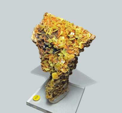 null Exceptionnelle WULFENITE jaune de Touissit, Maroc. Cette pièce soclée (17 cm)...