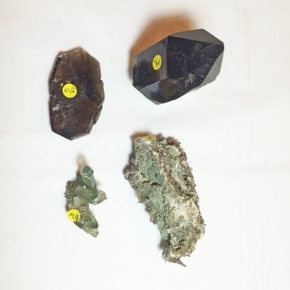 Quatre minéraux alpins : cristal isolé de...