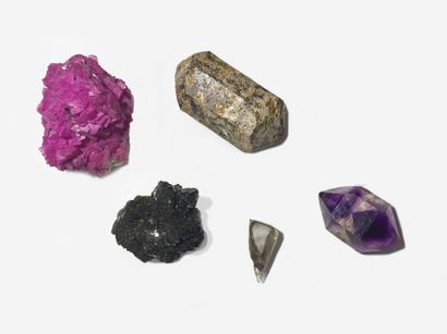 null Cinq pièces du Maroc. VESUVIANITE : cristal isolé biterminé (5 cm), et EPIDOTE...